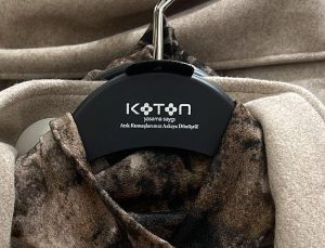Koton, atık kumaşları elbise askısına dönüştürüyor