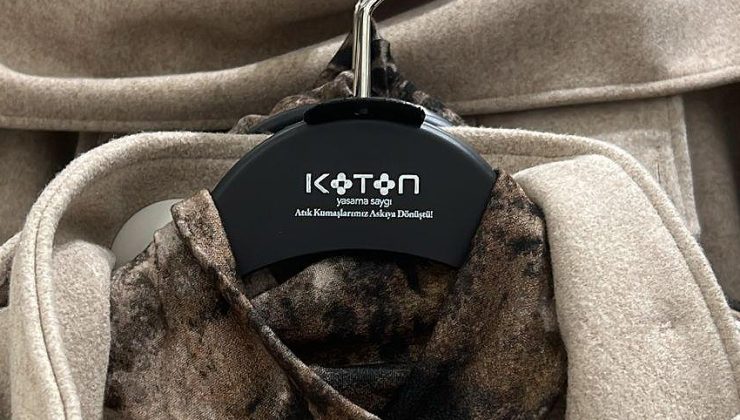 Koton, atık kumaşları elbise askısına dönüştürüyor